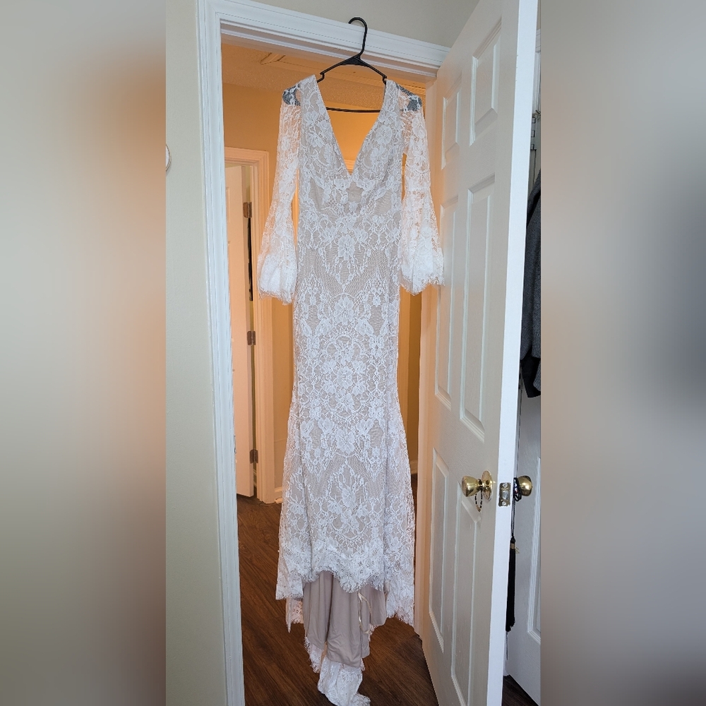 White Lace Long-Sleeve Wedding Dress with Bustle Size 8